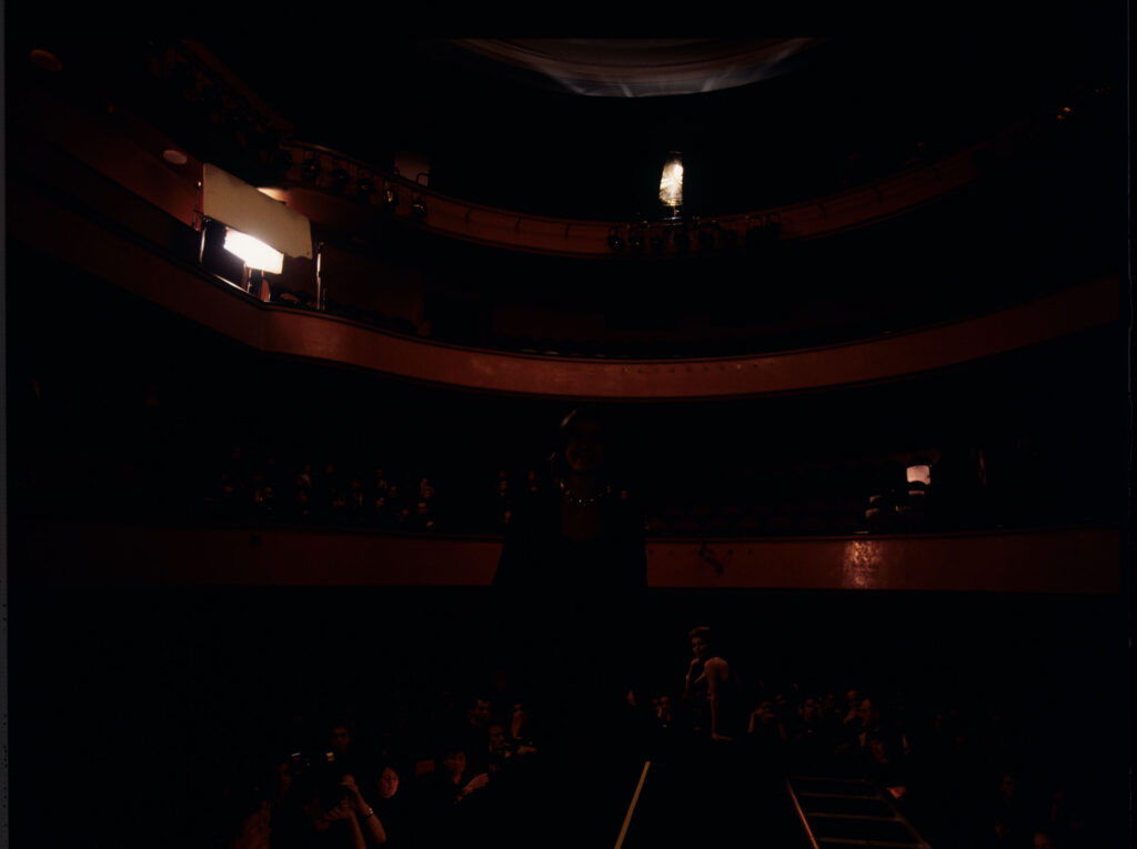 Pokaz mody w teatrze z udziałem Valentine (Irène Jacob).