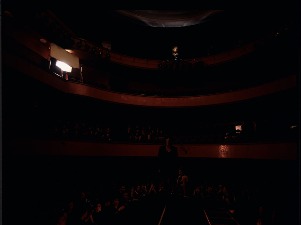 Pokaz mody w teatrze z udziałem Valentine (Irène Jacob).