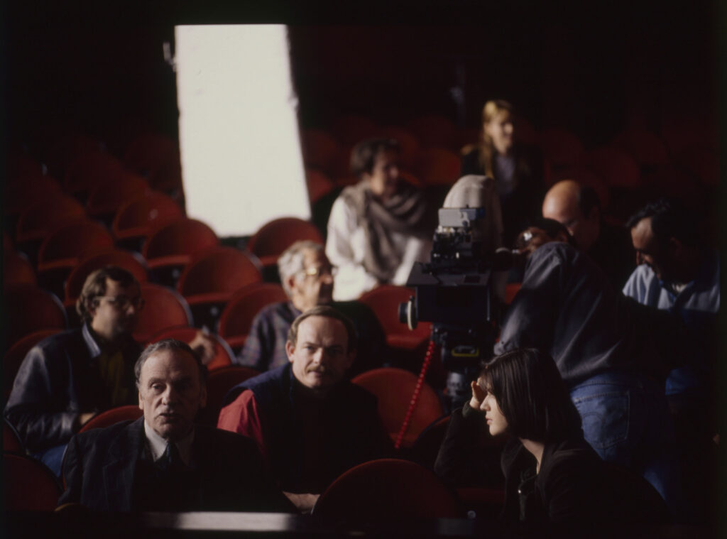 Kręcenie sceny spotkania emerytowanego sędziego Kerna i Valentine na widowni teatru po pokazie mody.