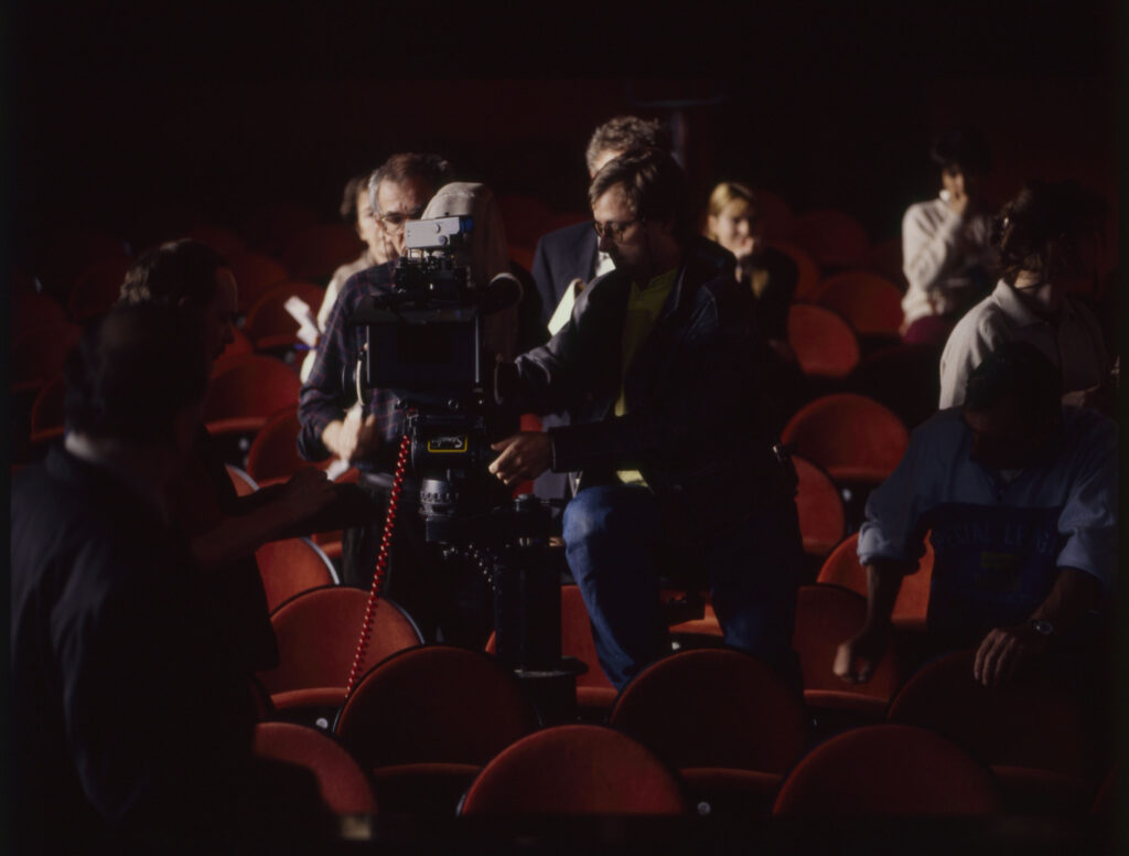 Kręcenie sceny spotkania emerytowanego sędziego Kerna i Valentine na widowni teatru po pokazie mody.