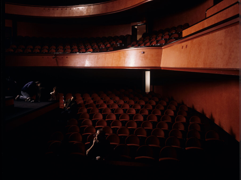 Kręcenie sceny spotkania sędziego i Valentine w teatrze po zakończeniu pokazu mody.