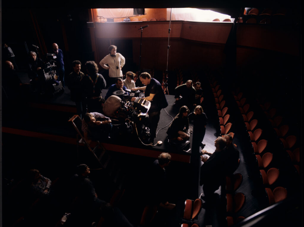 Ekipa na planie zdjęciowym w teatrze po pokazie mody z udziałem Valentine. Na zdjęciu członkowie ekipy filmowej.