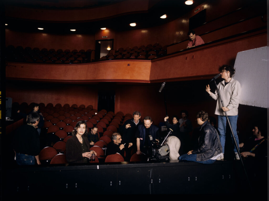 Ekipa na planie zdjęciowym w teatrze po pokazie mody z udziałem Valentine. Na zdjęciu członkowie ekipy filmowej.