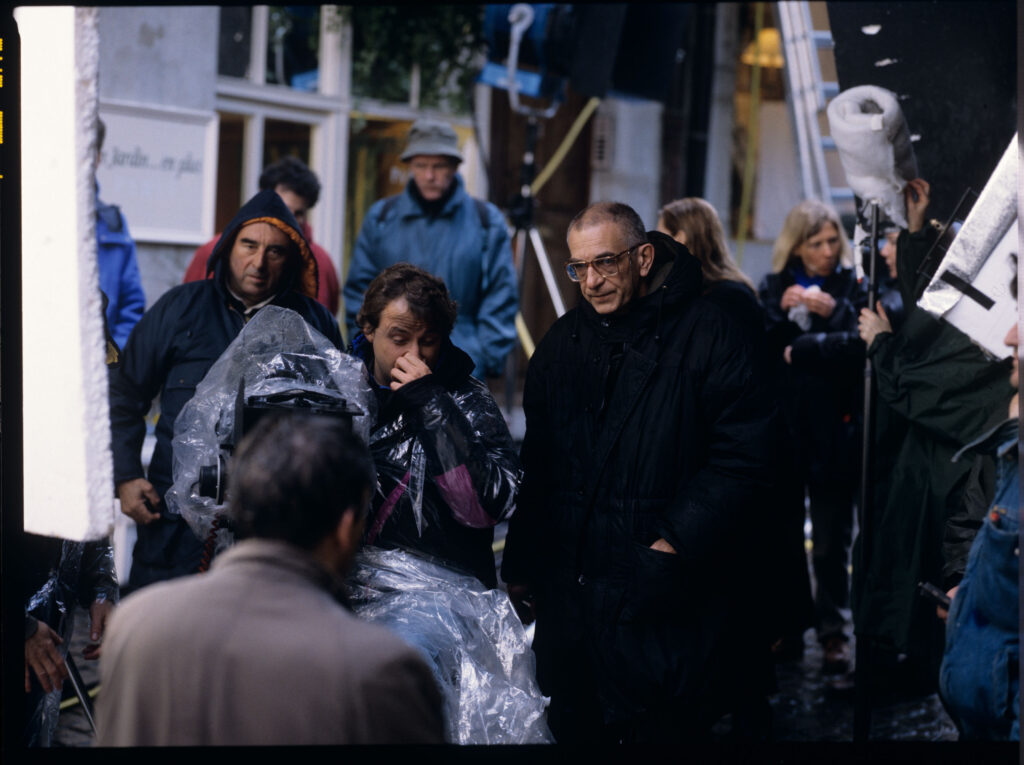 Przygotowania do kręcenia sceny rozstania Auguste i Karin. Na zdjęciu widoczni członkowie ekipy filmowej.