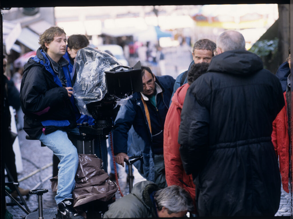 Przygotowania do kręcenia sceny rozstania Auguste i Karin. Na zdjęciu widoczni członkowie ekipy filmowej.