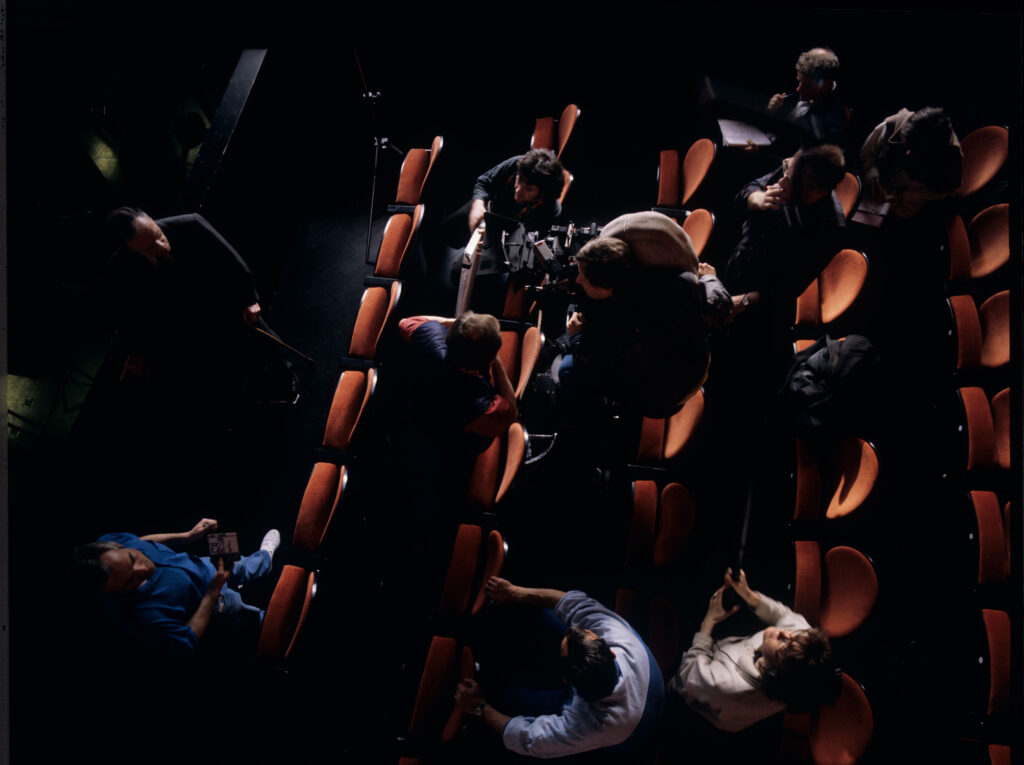 Plan zdjęciowy w teatrze. Kręcenie sceny spotkania sędziego i Valentine po pokazie mody.