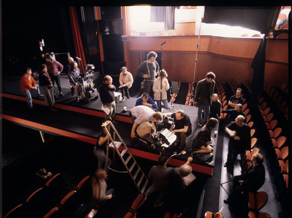 Plan zdjęciowy w teatrze. Kręcenie sceny spotkania sędziego i Valentine po pokazie mody.