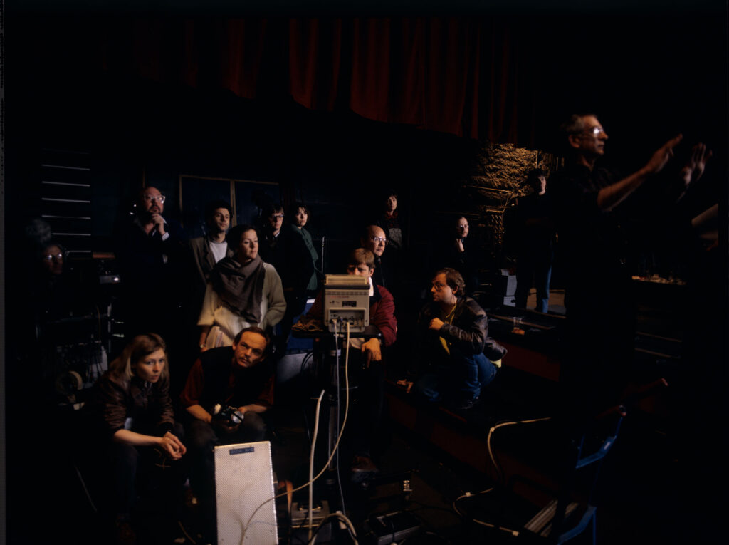 Plan zdjęciowy w teatrze. Kręcenie sceny spotkania sędziego i Valentine po pokazie mody.