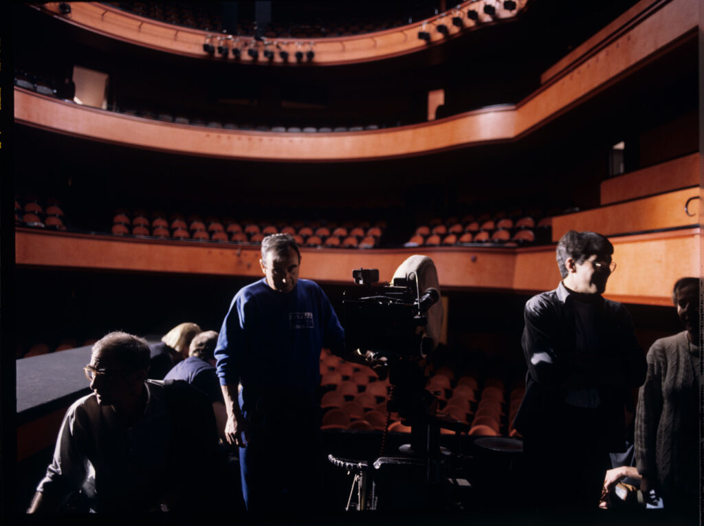 Plan zdjęciowy w teatrze. Przygotowania do kręcenia sceny spotkania sędziego i Valentine po pokazie mody.