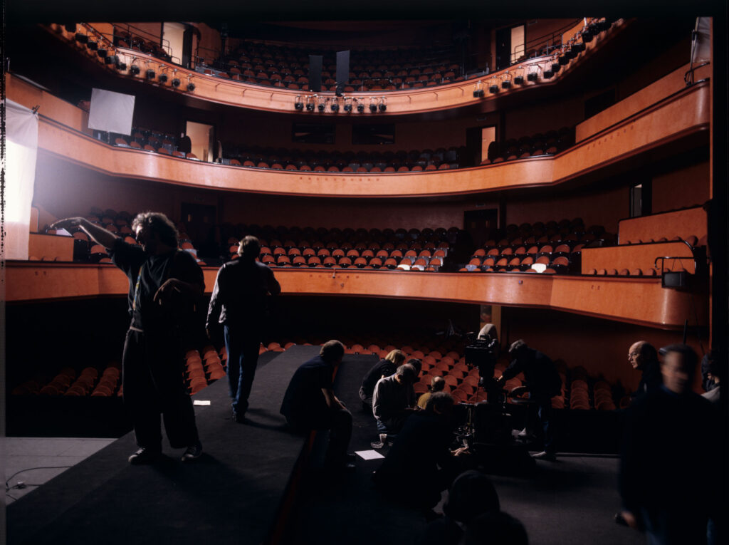 Ekipa podczas pracy na planie zdjęciowym w teatrze podczas przygotowań do kręcenia sceny spotkania Valentine i sędziego.
