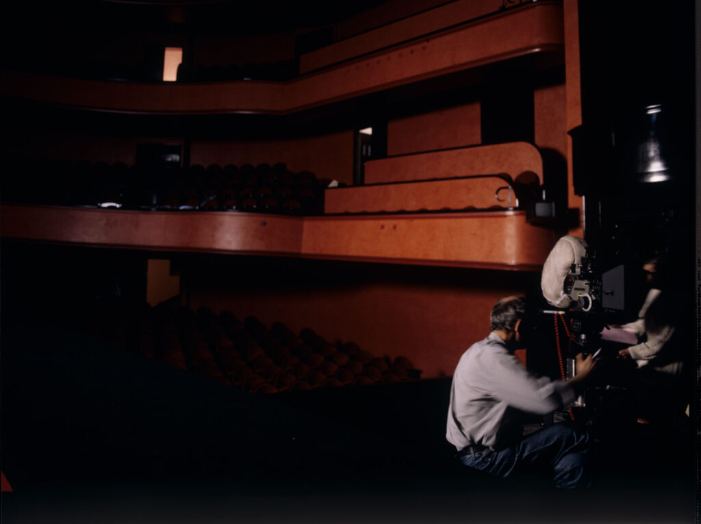 Kieślowski (reżyser) na planie zdjęciowym w teatrze podczas kręcenia sceny spotkania Valentine i sędziego.