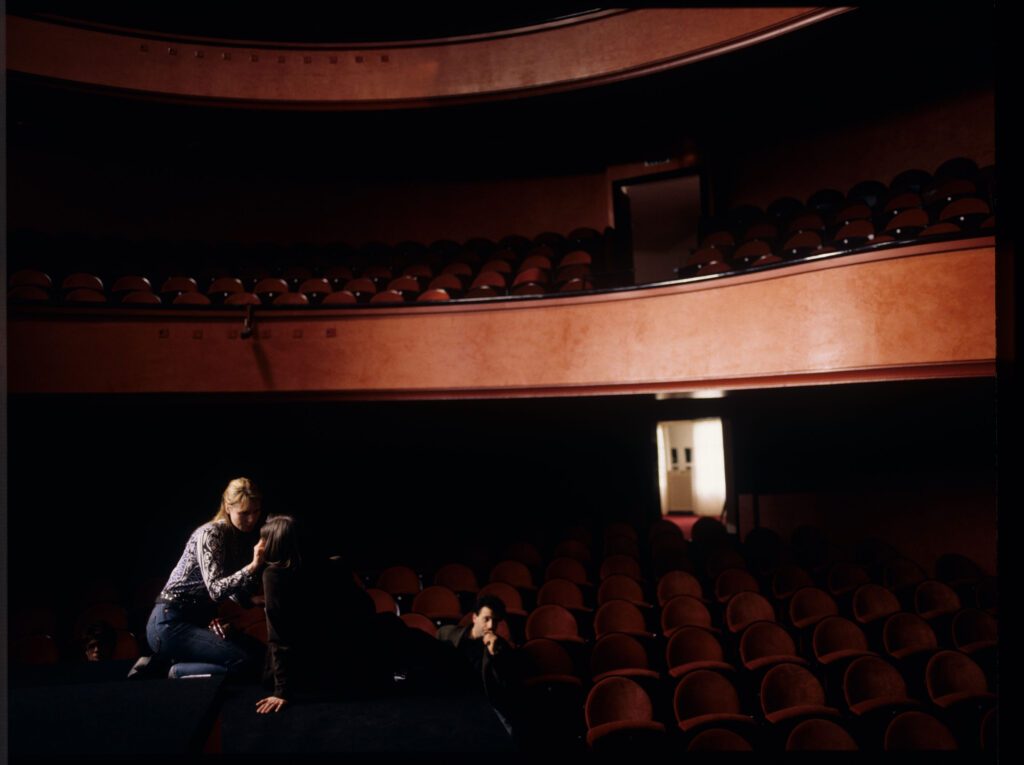 Charakteryzatorka przygotowuje Jacob do sceny spotkania Valentine z sędzią po pokazie mody na widowni teatru.