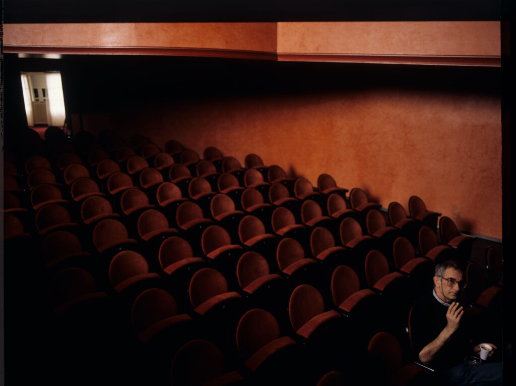 Kieślowski (reżyser) na planie zdjęciowym w teatrze podczas kręcenia sceny spotkania Valentine i sędziego.