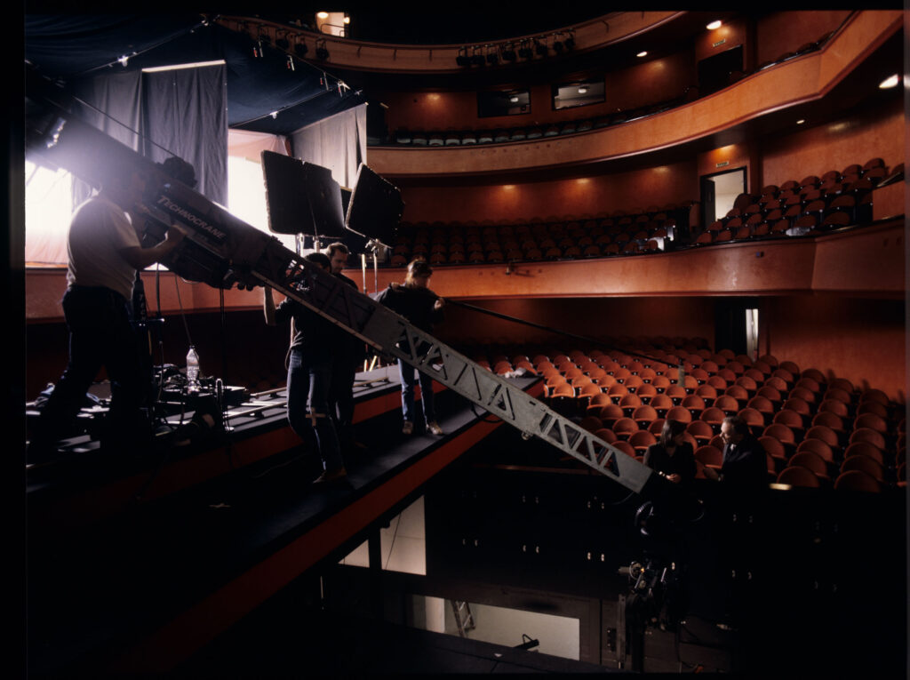 Ekipa na planie zdjęciowym w teatrze podczas kręcenia sceny spotkania Valentine i sędziego. Widoczna ekipa filmowa.