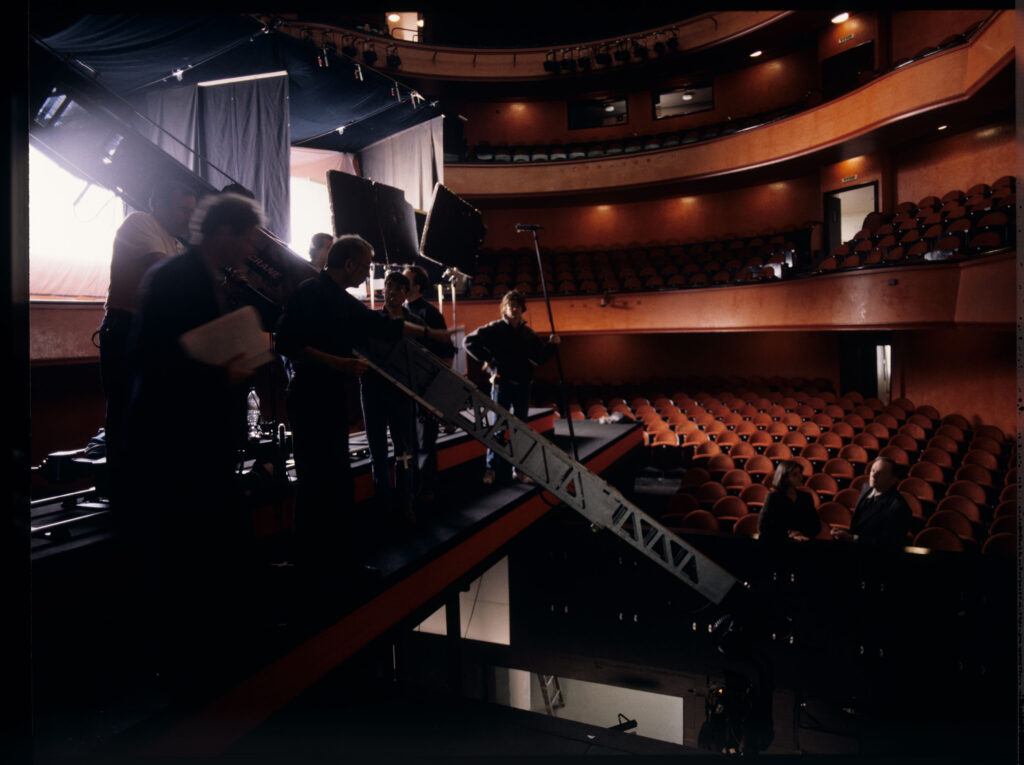 Ekipa na planie zdjęciowym w teatrze podczas kręcenia sceny spotkania Valentine i sędziego. Widoczna ekipa filmowa.